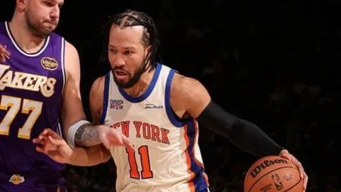 国足边路防守成功，韦世豪遭遇严密封锁